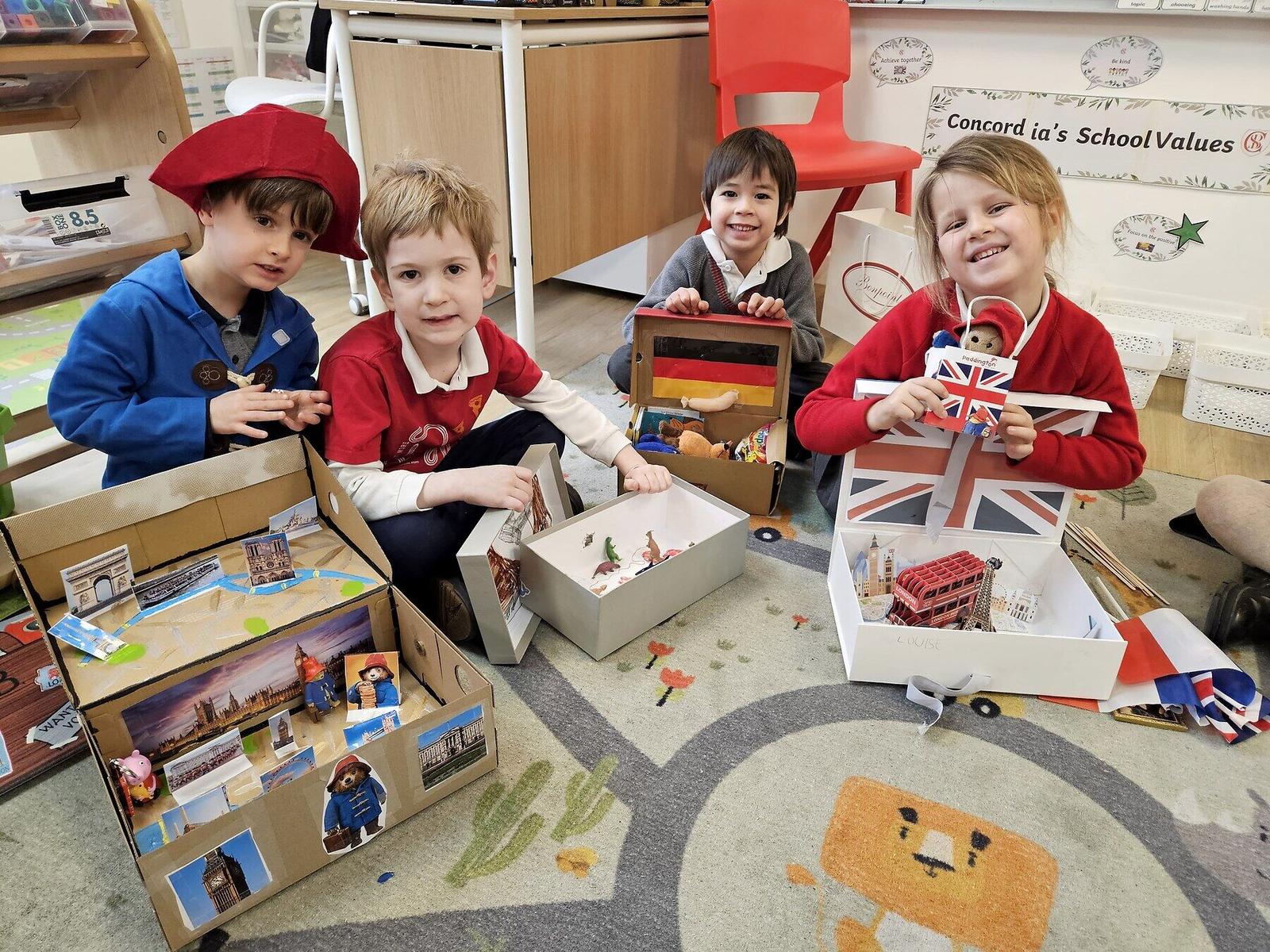 Élèves présentant leurs maquettes franco-anglaises — Maternelle Concordia