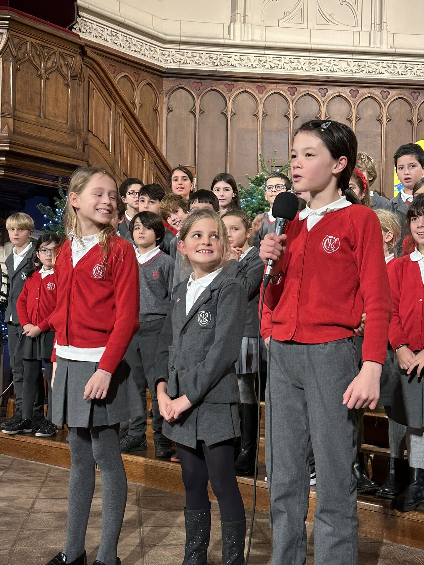 Chorale d'élèves en uniforme — Concordia School Paris